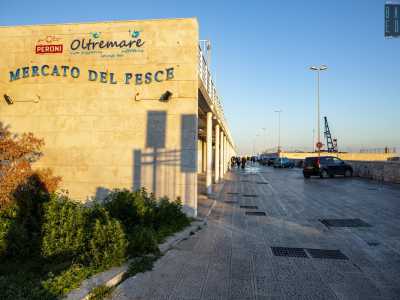 Risaliamo e accediamo attraverso un cancello al molo vero e proprio, il quale si allunga per circa 500 metri nel Mar Adriatico. La prima parte � occupata dal �nuovo� mercato del pesce, indicato da una grande scritta a forma di onda con lettere blu 